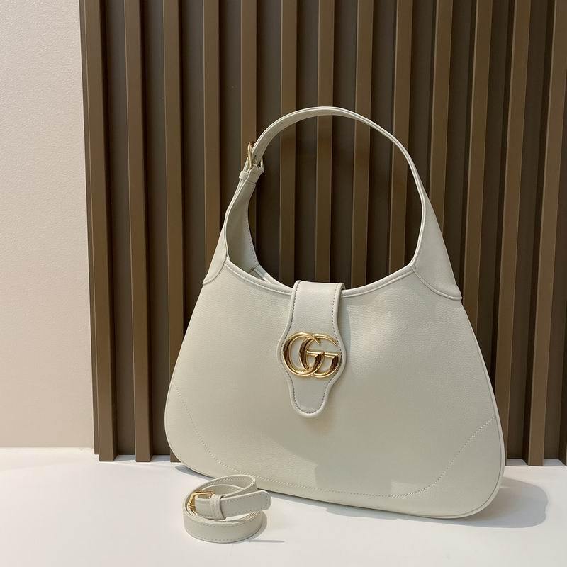 Gucci Handbags 945